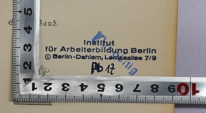 SA 1221-1 : Gedanken und Erinnerungen (1898);- (Institut für Arbeiterbildung Berlin-Dahlem), Stempel: Berufsangabe/Titel/Branche, Ortsangabe, Signatur; 'Institut für Arbeiterbildung Berlin Berlin-Dahlem, Lentzeallee 7/9 Pb 17'. 