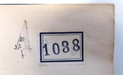 - (Allgemeiner Deutscher Gewerkschaftsbund. Ortsausschuß Herford), Stempel: Signatur; '[violetter Stempel] A [vor violettem Stempel teilw. auf weißem Etikett mit blauem Rand] 1038'. 