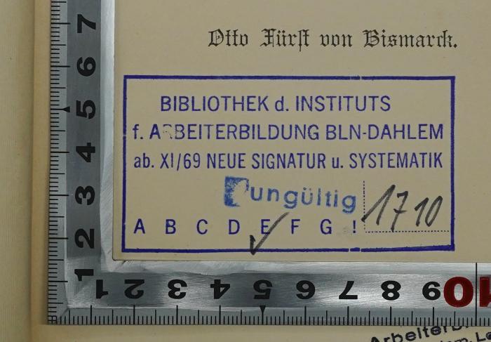 SA 1221-1 : Gedanken und Erinnerungen (1898);- (Bibliothek des Instituts für Arbeiterbildung Berlin-Dahlem), Stempel: Berufsangabe/Titel/Branche, Ortsangabe, Signatur; 'Bibliothek d. Instituts f. Arbeiterbildung BLN-Dahlem ab: XI/69 neue Signatur u. Systematik E 1710'. 