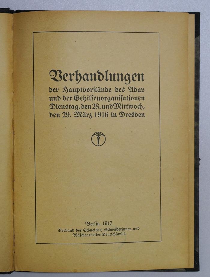 SA 1551-1916/17 : Verhandlungen der Hauptvorstände des Adav und der Gehilfenorganisationen Dienstag, den 28. und Mittwoch den 29. März 1916 in Dresden. (1917)