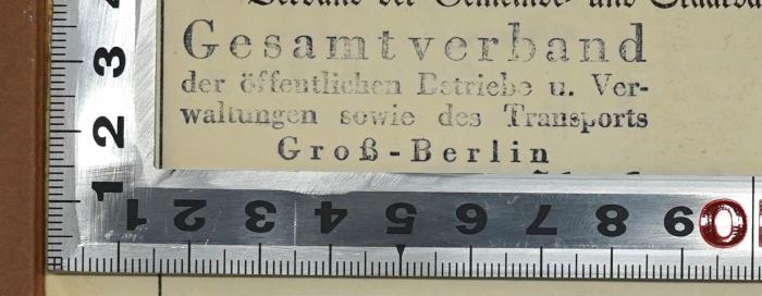 - (Gesamtverband der Öffentlichen Betriebe und Verwaltungen sowie des Transportes (Berlin)), Stempel: Name, Berufsangabe/Titel/Branche, Ortsangabe; 'Gesamtverband der öffentlichen Betriebe u. Verwaltung sowie des Transports Groß-Berlin'.  (Prototyp);SA 1309-1925 : Tariflöhne der Beschäftigten im Organisationsbereich des Verbandes der Gemeinde- und Staatsarbeiter nebst Ausführungsbestimmungen (1925)