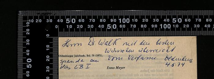 -, Von Hand: Besitzwechsel: Schenkung; 'Herrn Dr. Walk mit den besten Wünschen übermittelt
vom Verfasser
Oldenburg
4.6.74
'
