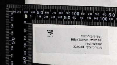 - (Yad Vashem יָד וָשֵׁם;Hilde Weirich), Von Hand: Besitzwechsel: Schenkung; 'הספר נתקבל כמתנה
שם התורם: Hilde Weirich
שם מוסר הספר:
נתקבל בתאריך: 22/07/04

The book was received as a gift
Donor's name: Hilde Weirich
Book deliverer's name:
Received on: 22/07/04'. 