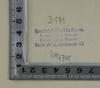 SA 1309-1925 : Tariflöhne der Beschäftigten im Organisationsbereich des Verbandes der Gemeinde- und Staatsarbeiter nebst Ausführungsbestimmungen (1925);- (Gewerkschaft öffentliche Dienste Transport und Verkehr Bezirksleitung Berlin), Stempel: Berufsangabe/Titel/Branche, Signatur, Ortsangabe; 'D 171 
Gewerkschaft öffentliche Dienste Transport und Verkehr Bezirksleitung Berlin Berlin W 15, Schlüterstr. 45
Z 52/760'. 
