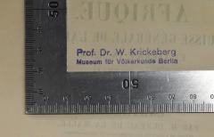 - (Krickeberg, Walter), Stempel: Name, Berufsangabe/Titel/Branche, Ortsangabe; 'Prof. Dr. W. Krickeberg
Museum für Völkerkunde Berlin'.  (Prototyp)