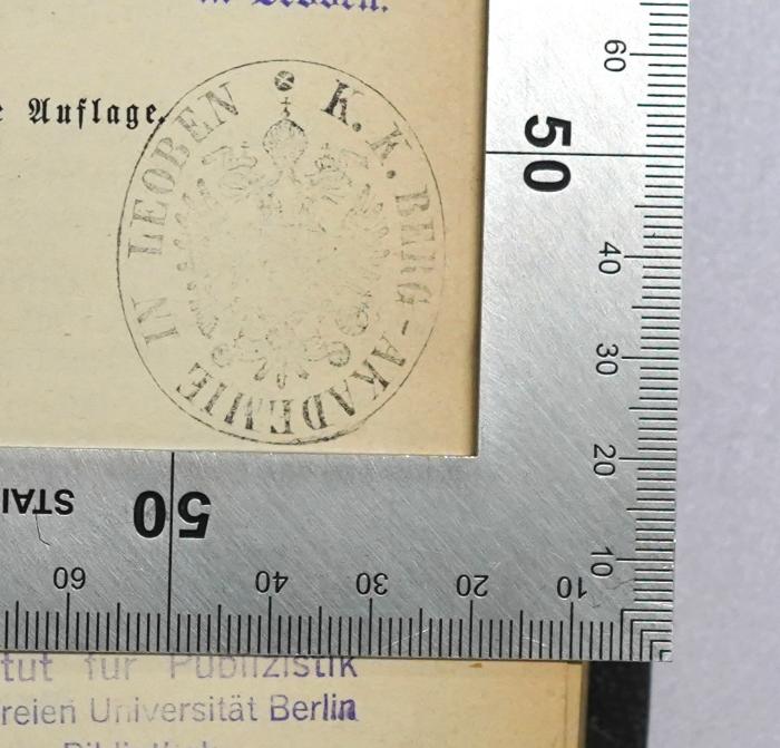 Ig 24-1 : Bau und Leben des socialen Körpers : Allgemeiner Theil (1875);- (K.K. Berg-Akademie Leoben), Stempel: Name, Ortsangabe; 'K.K. Berg-Akademie in Leoben'.  (Prototyp)