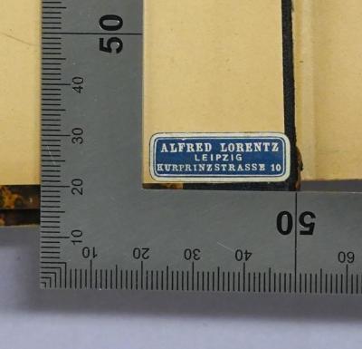 - (Alfred Lorentz (Leipzig)), Etikett: Berufsangabe/Titel/Branche, Name, Ortsangabe; 'Alfred Lorentz / Leipzig / Kurprinzstrasse 10'.  (Prototyp);Ig 24-1 bis -3 : Bau und Leben des socialen Körpers, Band 1 bis 3 (1881)