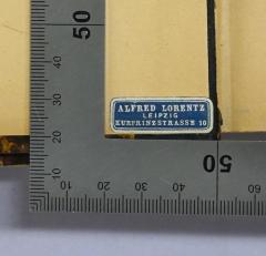 - (Alfred Lorentz (Leipzig)), Etikett: Berufsangabe/Titel/Branche, Name, Ortsangabe; 'Alfred Lorentz / Leipzig / Kurprinzstrasse 10'.  (Prototyp)