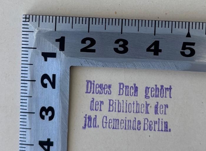 - (Bibliothek der Jüdischen Gemeinde zu Berlin), Stempel: Name, Berufsangabe/Titel/Branche, Ortsangabe; 'Dieses Buch gehört der Bibliothek der jüd. Gemeinde Berlin'.  (Prototyp)