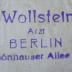 - (Wollsteiner, Martin), Stempel: Berufsangabe/Titel/Branche, Name, Ortsangabe; 'Dr. Wollsteiner
Arzt
Berlin
Schönhauser Allee 107'.  (Prototyp)