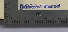 - (Volkshochschule Wilmersdorf), Stempel: Name, Berufsangabe/Titel/Branche; 'Volkshochschule Wilmersorf'. 