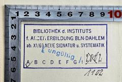 - (Bibliothek des Instituts für Arbeiterbildung Berlin-Dahlem), Stempel: Name, Ortsangabe, Signatur; 'Bibliothek d. Instituts für Arbeiterbildung BLN-Dahlem ab: XI/69 Neue Signatur u. Systematik A 1102'. 