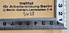 - (Institut für Arbeiterbildung Berlin-Dahlem), Stempel: Name, Ortsangabe, Signatur; 'Institut für Arbeiterbildung Berlin-Dahlem, Lentzallee 7/9 Sw 28'. 