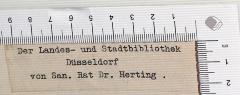 - (Herting), Etikett: Widmung; 'Der Landes- und Stadtbibliothek Düsseldorf von San. Rat Dr. Herting'. 