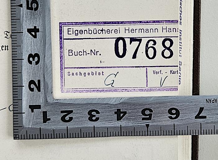 ausgesondert : Das Sans-Souci Friedrich des Großen (1926);- (Hans, Hermann), Stempel: Name, Exemplarnummer; 'Eigenbücherei Hermann Hans
Buch-Nr. 0768
Sachgebiet G
Verf.-Kart V'. 