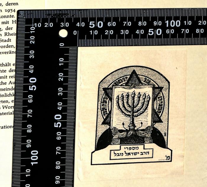 - (Nobel, Nehemias Anton), Etikett: Exlibris; 'מספרי הרב ישראל נובל
From the books of Rabbi Nehemia Anton Nobel'. 