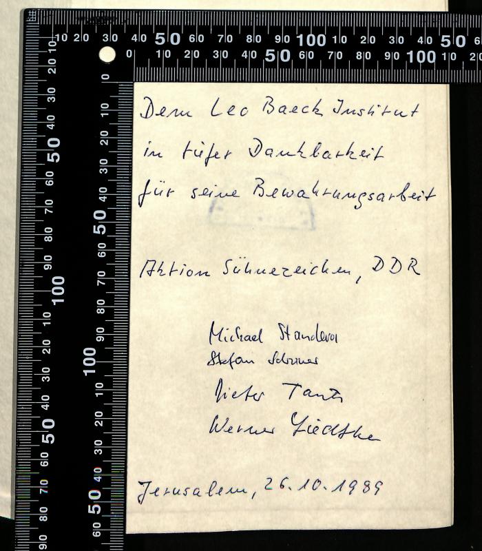 -, Von Hand: Besitzwechsel: Schenkung; 'Dem Leo Baeck Institut
in tiefer Dankbarkeit
für seine Bewahrungsarbeit
Aktion Sühnezeichen, DDR
Michael Standera
Stefan Schröter
Victor Tautz
Werner Gießler
Jerusalem, 26.10.1988'