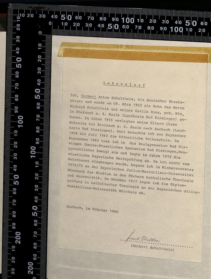 - (Herbert Anton Schultheis), Papier: Name; 'Lebenslauf
Ich, Herbert Anton Schultheis, bin deutscher Staatsbürger und wurde am 09. März 1953 als Sohn des Herrn Richard Schultheis und seiner Gattin Rosa, geb. Büx, in Steinach a. d. Saale (Landkreis Bad Kissingen) geboren.'. 