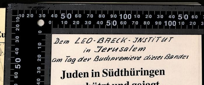 -, Von Hand: Besitzwechsel: Schenkung; 'Dem LEO-BAECK-INSTITUT in Jerusalem am Tag der Buchpremiere dieses Bandes Zugedacht von den Autoren: Hildburghausen, 16. Februar 1999 am Tag der Buchpremiere Signatures: Hans Nothnagel Horst-Heinz Groβ G. Schladt Juden in den ehemaligen Residenzstädten Bürgel, Hildburghausen und in deren Umfeld'