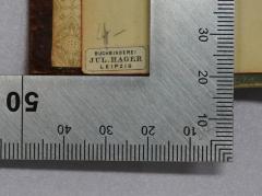 - (Buchbinderei Julius Hager), Etikett: Buchbinder; 'Buchbinderei Jul. Hager Leipzig'.  (Prototyp)