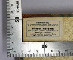 - (Conrad Skopnik (Berlin)), Etikett: Name, Ortsangabe, Buchhändler; 'Buchhandlung und Antiquariat von Conrad Skopnik
Berlin N. W., Dorotheenstrasse 8
nahe der Universität. Ankauf einzelner wertvoller Werke sowie ganzer Bibliothken'. 