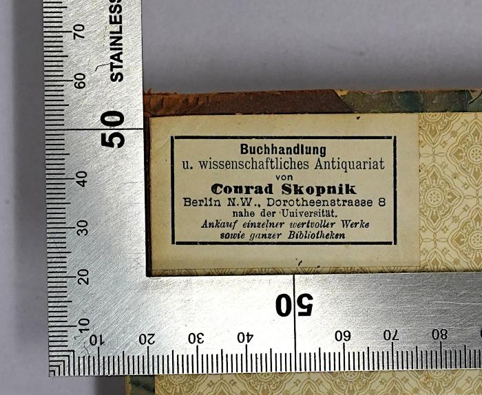 Ig 106-1 : Politik. Vorlesungen. Erster Band. (1897);- (Conrad Skopnik (Berlin)), Etikett: Name, Ortsangabe, Buchhändler; 'Buchhandlung und Antiquariat von Conrad Skopnik
Berlin N. W., Dorotheenstrasse 8
nahe der Universität. Ankauf einzelner wertvoller Werke sowie ganzer Bibliothken'. 