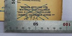 - (Bibliothek der Handels-Hochschule Leipzig), Stempel: Berufsangabe/Titel/Branche, Ortsangabe, Signatur; 'Studien-Abteilung für Wirtschafts-Journalismus und Zeitungs-Betriebslehre Handels-Hochschule Leipzig 
B932'. 