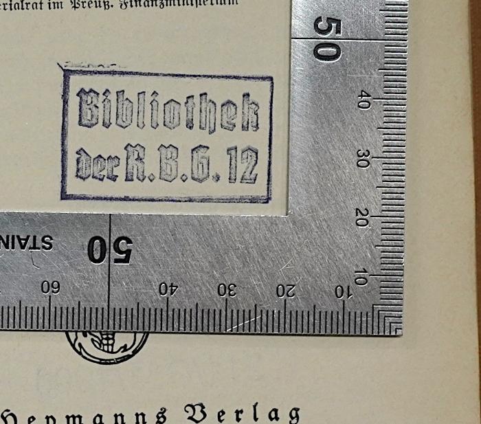 SA 679 : Die Grundsteuer nach dem Grundsteuergesetz des Reichs vom 1. Dezember 1936 (1938);-, Stempel: Name; 'Bibliothek der R.B.G. 12'