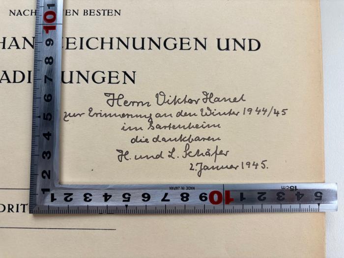 - (Schäfer, H.;Schäfer, L.;Hanel, Viktor), Von Hand: Widmung; 'Herrn Viktor Hanel 
zur Erinnerung an den Winter 1944/45 
in Bartenheim 
die dankbaren 
H. und L. Schäfer
2. Januar 1945.'. 