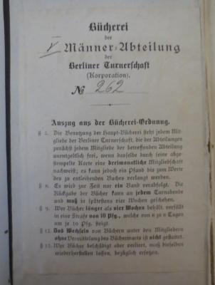 - (Berliner Turnerschaft), Etikett: Berufsangabe/Titel/Branche, Exemplarnummer, Ortsangabe, Signatur; 'Bücherei der V Männer=Abteilung der Berliner Turnerschaft (Korporatiion). No 262. Auszug aus der Bücherei-Ordnung  [...]'. 