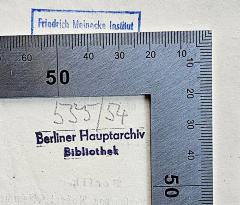 - (Berliner Hauptarchiv Bibliothek), Stempel: Berufsangabe/Titel/Branche, Nummer; '555/54 Berliner Hauptarchiv Bibliothek '. 