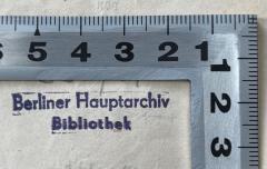- (Berliner Hauptarchiv Bibliothek), Stempel: Berufsangabe/Titel/Branche; 'Berliner Hauptarchiv Bibliothek '.  (Prototyp)