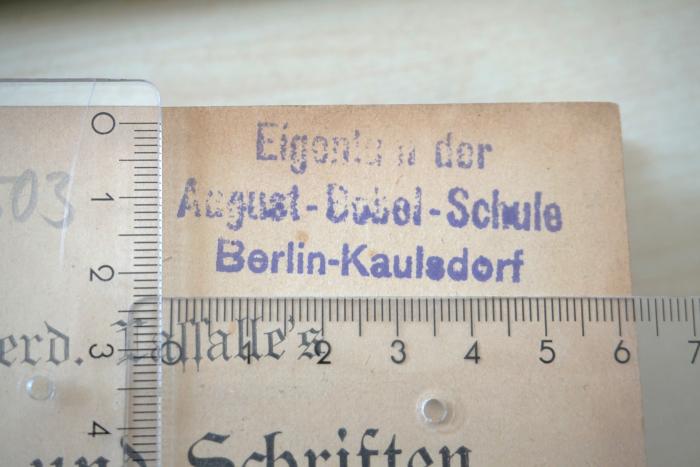 - (August-Bebel-Schule Berlin-Kaulsdorf), Stempel: Ortsangabe, Berufsangabe/Titel/Branche; 'Eigentum der August-Bebel-Schule Berlin-Kaulsdorf'. 
