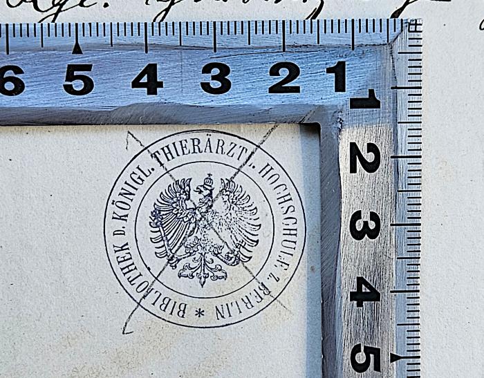 - (Bibliothek der Königlichen Thierärztlichen Hochschule zu Berlin), Stempel: Berufsangabe/Titel/Branche; 'Bibliothek d. Königl. Thierärztl. Hochschule z. Berlin'.  (Prototyp)