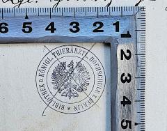 - (Bibliothek der Königlichen Thierärztlichen Hochschule zu Berlin), Stempel: Berufsangabe/Titel/Branche; 'Bibliothek d. Königl. Thierärztl. Hochschule z. Berlin'.  (Prototyp)