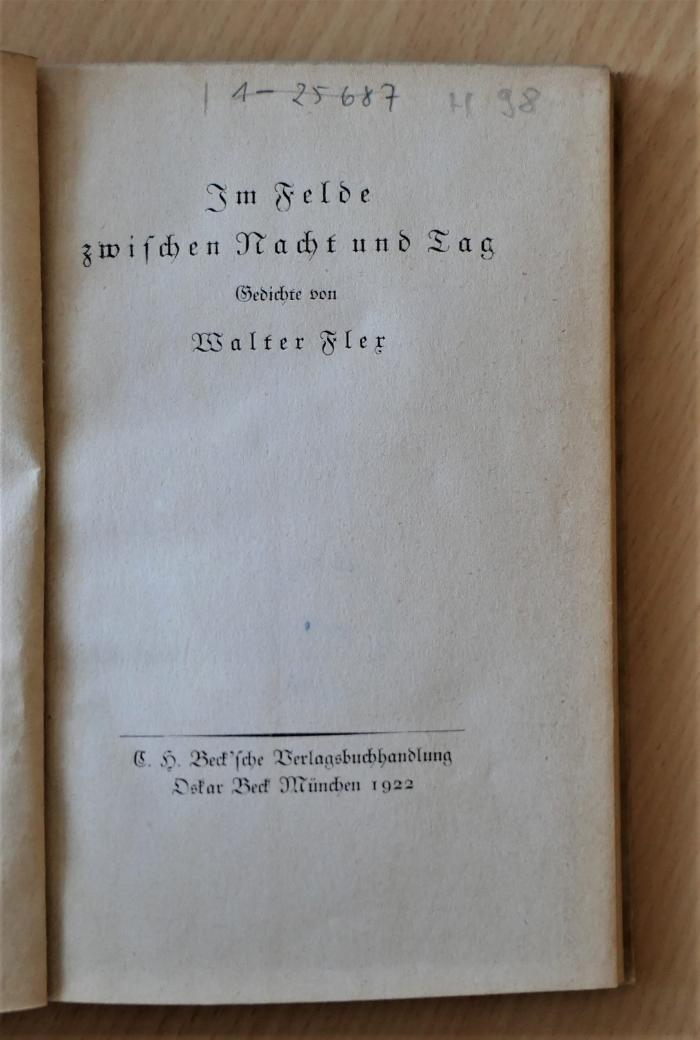 H 98 : Im Felde zwischen Nacht und Tag : Gedichte (1922)