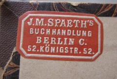 - (J.M. Spaeth Buchhandlung), Etikett: Name, Ortsangabe, Buchhändler; 'J.M. Spaeth's Buchhandlung
Berlin C.
52. Königstr. 52.'.  (Prototyp)