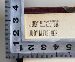 - (Fischer, Markus), Stempel: Berufsangabe/Titel/Branche, Name; 'JUDR. M. Fischer'.  (Prototyp)