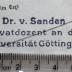 - (Sanden, Horst von), Stempel: Name, Berufsangabe/Titel/Branche; 'Dr. v. Sanden / Privatdozent an der / Universität Göttingen'.  (Prototyp)