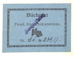 - (Preußen. Staatsministerium), Etikett: Name, Nummer, Besitzwechsel: makuliert; 'Bücherei / des / Preuß. Staatsministeriums / Tit. [hs. ergänzt] C 6. Nr. 239. [durchgestrichen] 17. [überstempelt:] Ausgeschieden'. 