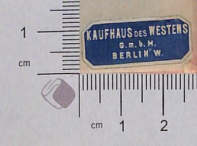 - (Kaufhaus des Westens), Etikett: ; 'Kaufhaus des Westens
G.m.b.H.
Berlin W'.  (Prototyp)