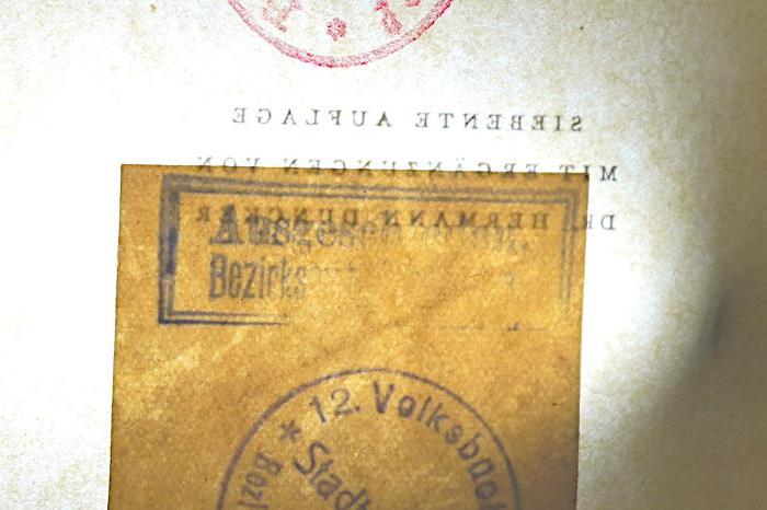 Bb 106&lt;7&gt; : Allgemeine Geschichte des Sozialismus und der sozialen Kämpfe (1931);- (Berlin-Tiergarten. Volksbücherei), Stempel: Berufsangabe/Titel/Branche, Name; 'Ausgesch…en Bezirksamt … [Tiergarten]'. 
