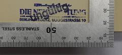 - (Die Neue Zeitung), Stempel: Name, Ortsangabe, Berufsangabe/Titel/Branche; 'Berliner Anzeiger Die Neue Zeitung Eine amerikanische Zeitung für die deutsche Bevölkerung  Berlin-Steglitz, Buggestr. 10'. 