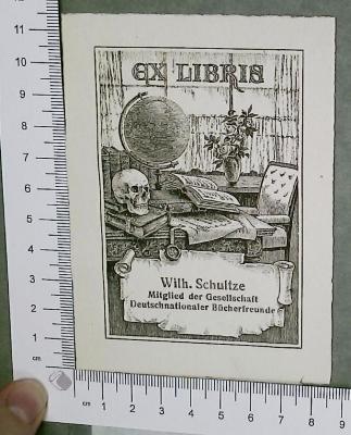 - (Schultze, Wilh. ), Etikett: Exlibris; 'EX LIBRIS
Wilh. Schultze
Mitglied der Gesellschaft 
Deutschnationaler Bücherfreunde'.  (Prototyp)