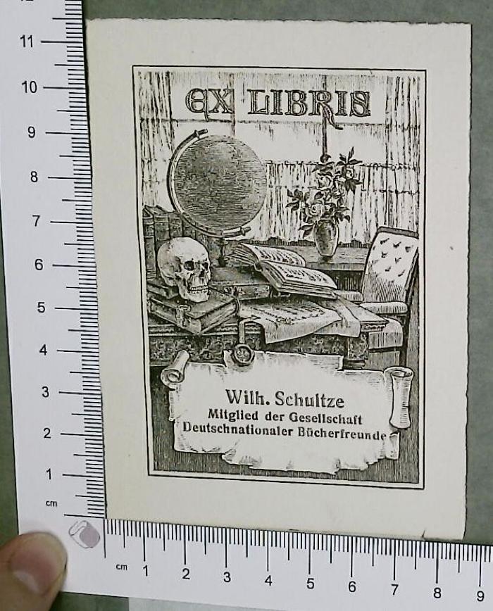 - (Schultze, Wilh. ), Etikett: Exlibris; 'EX LIBRIS
Wilh. Schultze
Mitglied der Gesellschaft 
Deutschnationaler Bücherfreunde'.  (Prototyp)