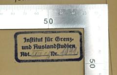 - (Institut für Grenz- und Auslandsstudien (Berlin)), Stempel: Name, Berufsangabe/Titel/Branche; 'Institut für Grenz- und Auslandstudien
Abt. ...... Nr. ......'.  (Prototyp)