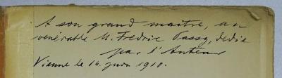 Bb 571 : Pan-Amerika (1910);- (Passy, Frédéric;Fried, Alfred Hermann), Von Hand: Widmung, Name, Ortsangabe, Datum; 'A son grand maitre, un venératte M. Fredric Passy, dedie par l'Auteur Vienne le 14. juin 1910.'. 