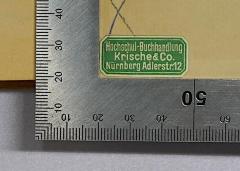 - (Hochschul-Buchhandlung Krische & Co.), Etikett: Buchhändler, Name, Ortsangabe; 'Hochschul-Buchhandlung Krische & Co. Nürnberg Adlerstr. 12'. 