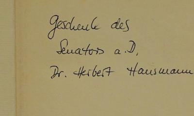 Bb 823* : Die Krisis der europäischen Demokratie (1925);- (Hausmann, Herbert Willy), Von Hand: Besitzwechsel: Schenkung, Name; 'Geschenk des Senators a.D. Dr. Herbert Hausmann'. 
