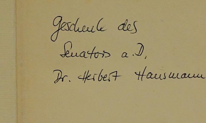 Bb 823* : Die Krisis der europäischen Demokratie (1925);- (Hausmann, Herbert Willy), Von Hand: Besitzwechsel: Schenkung, Name; 'Geschenk des Senators a.D. Dr. Herbert Hausmann'. 